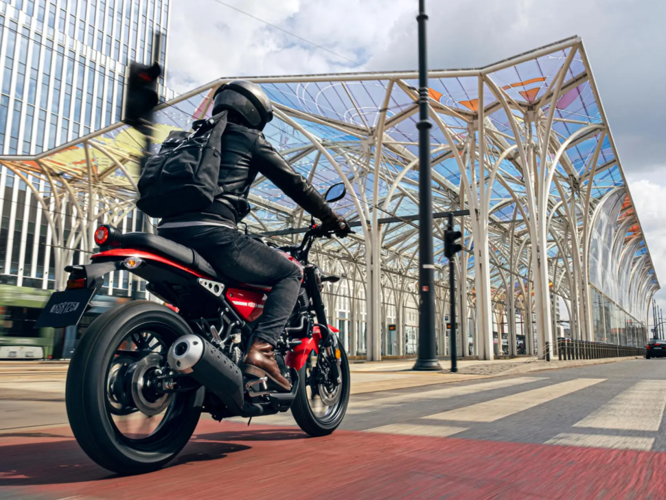 2021-Yamaha-XS125-EU-Redline-Action-002-03