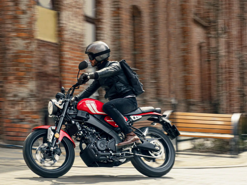 2021-Yamaha-XS125-EU-Redline-Action-008-03